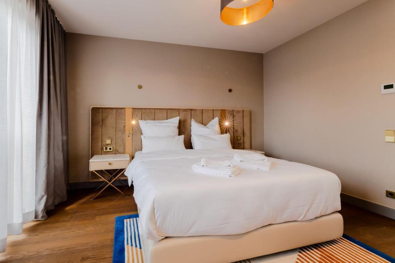 Fourty Three Luxury Serviced Apartments Düsseldorf Extérieur photo A bedroom at the hotel