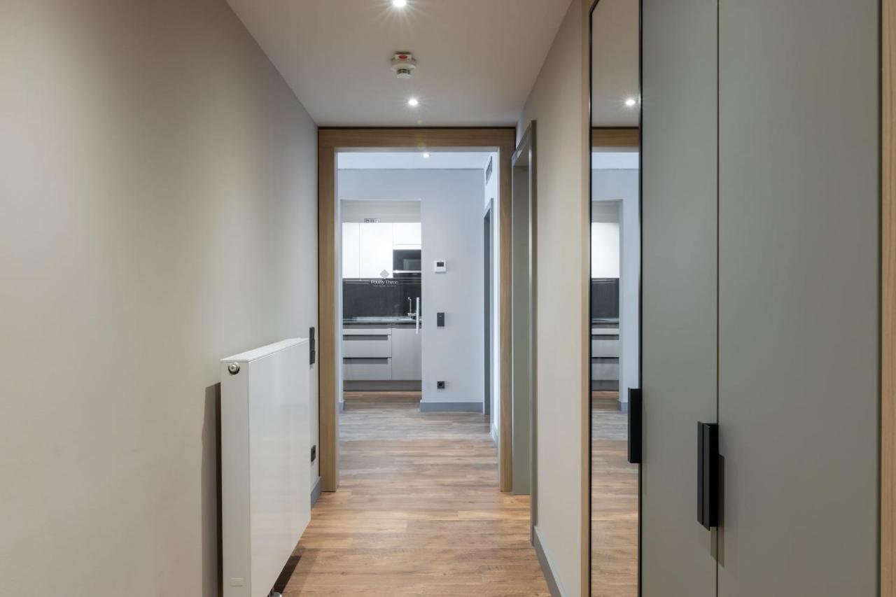 Fourty Three Luxury Serviced Apartments Düsseldorf Extérieur photo A corridor in a modern apartment