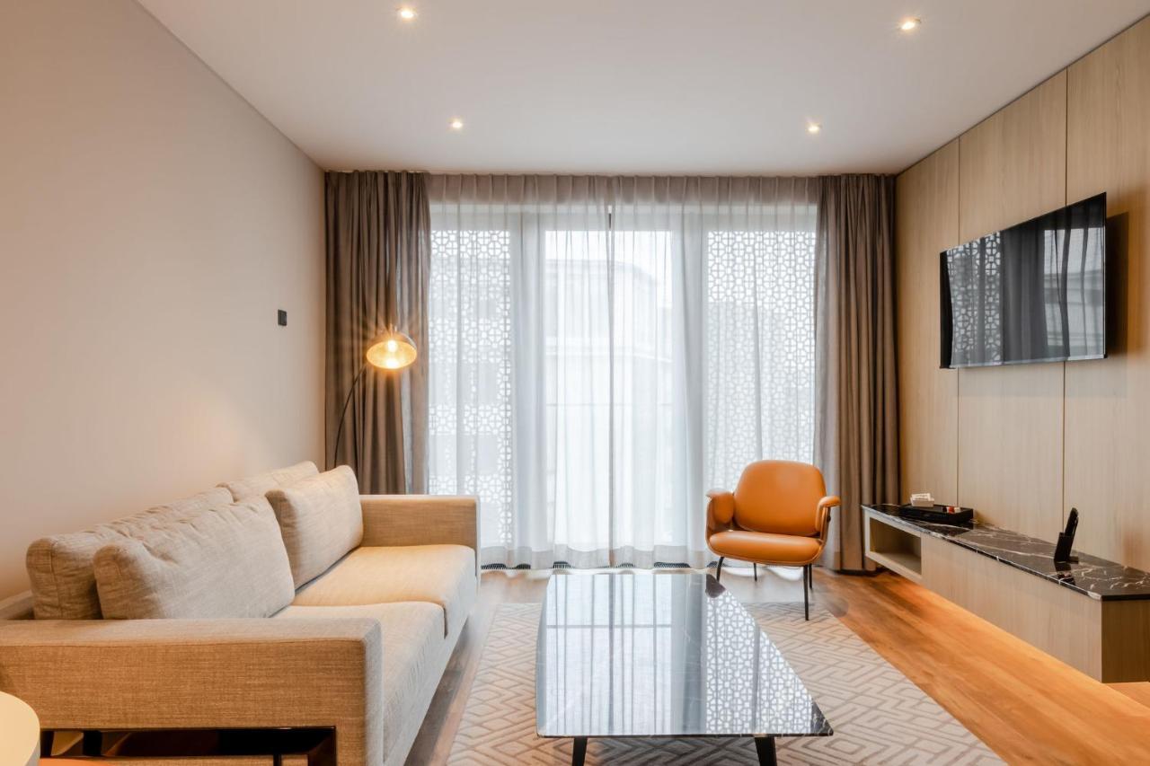 Fourty Three Luxury Serviced Apartments Düsseldorf Extérieur photo A living room in a serviced apartment in London