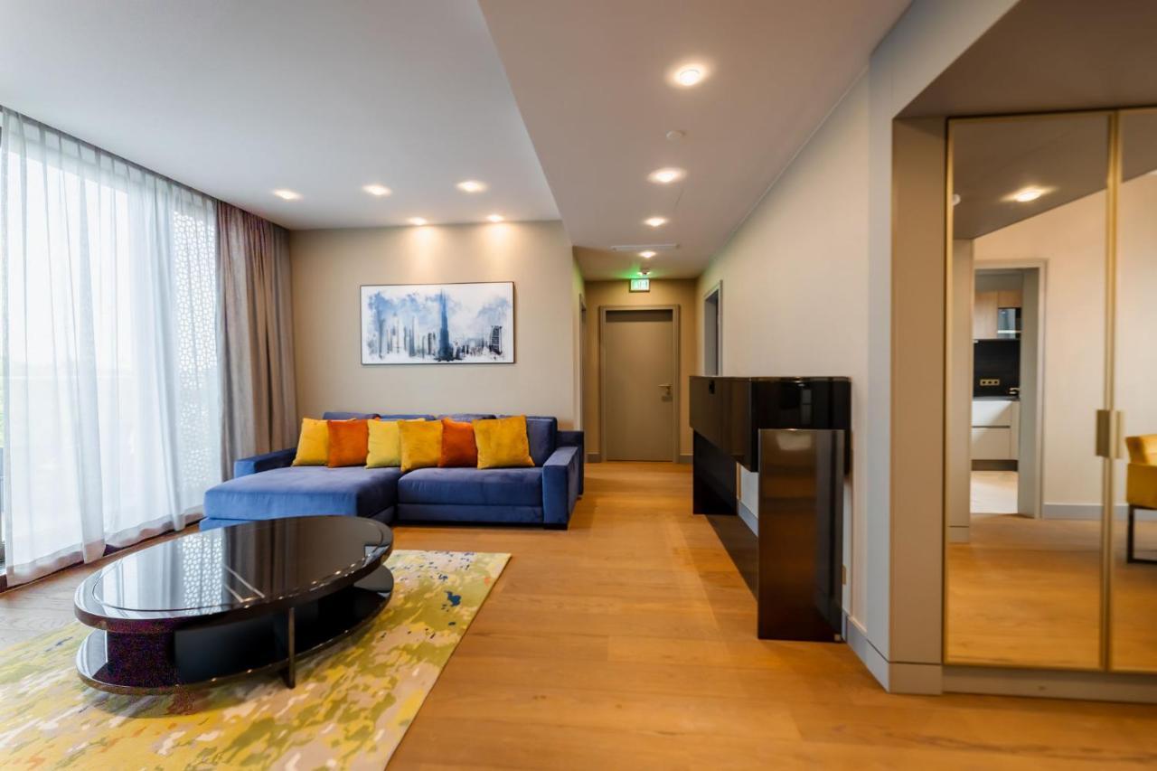 Fourty Three Luxury Serviced Apartments Düsseldorf Extérieur photo A suite at the hotel