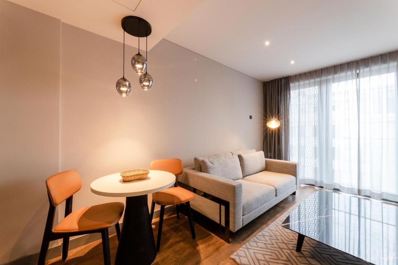 Fourty Three Luxury Serviced Apartments Düsseldorf Extérieur photo A living room in a serviced apartment in Hong Kong