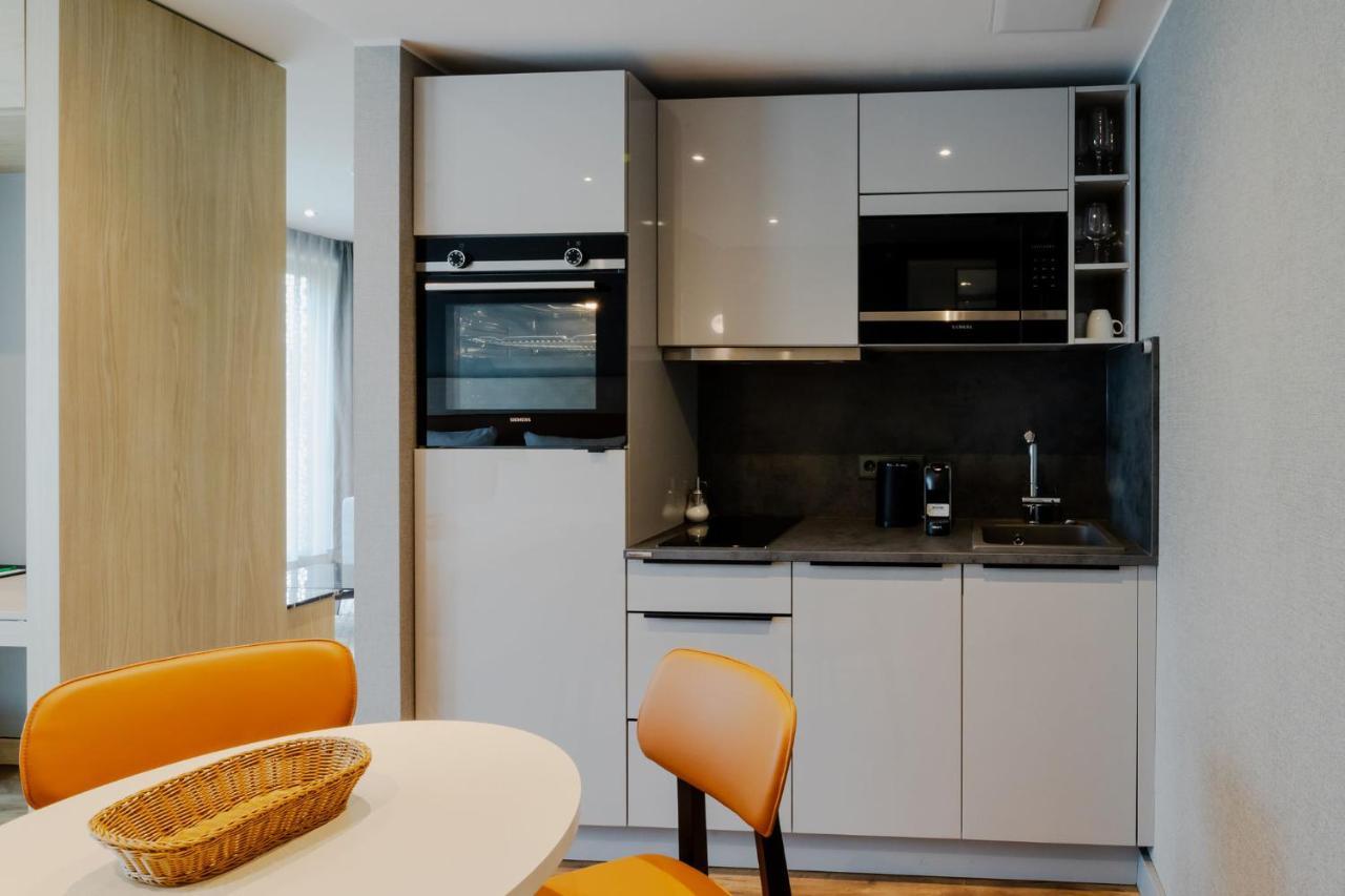 Fourty Three Luxury Serviced Apartments Düsseldorf Extérieur photo A typical kitchen in a serviced apartment
