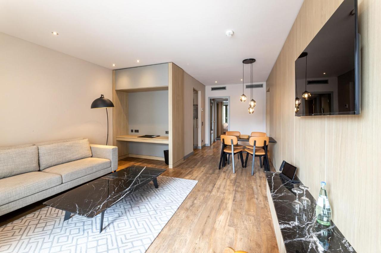 Fourty Three Luxury Serviced Apartments Düsseldorf Extérieur photo A suite at the hotel