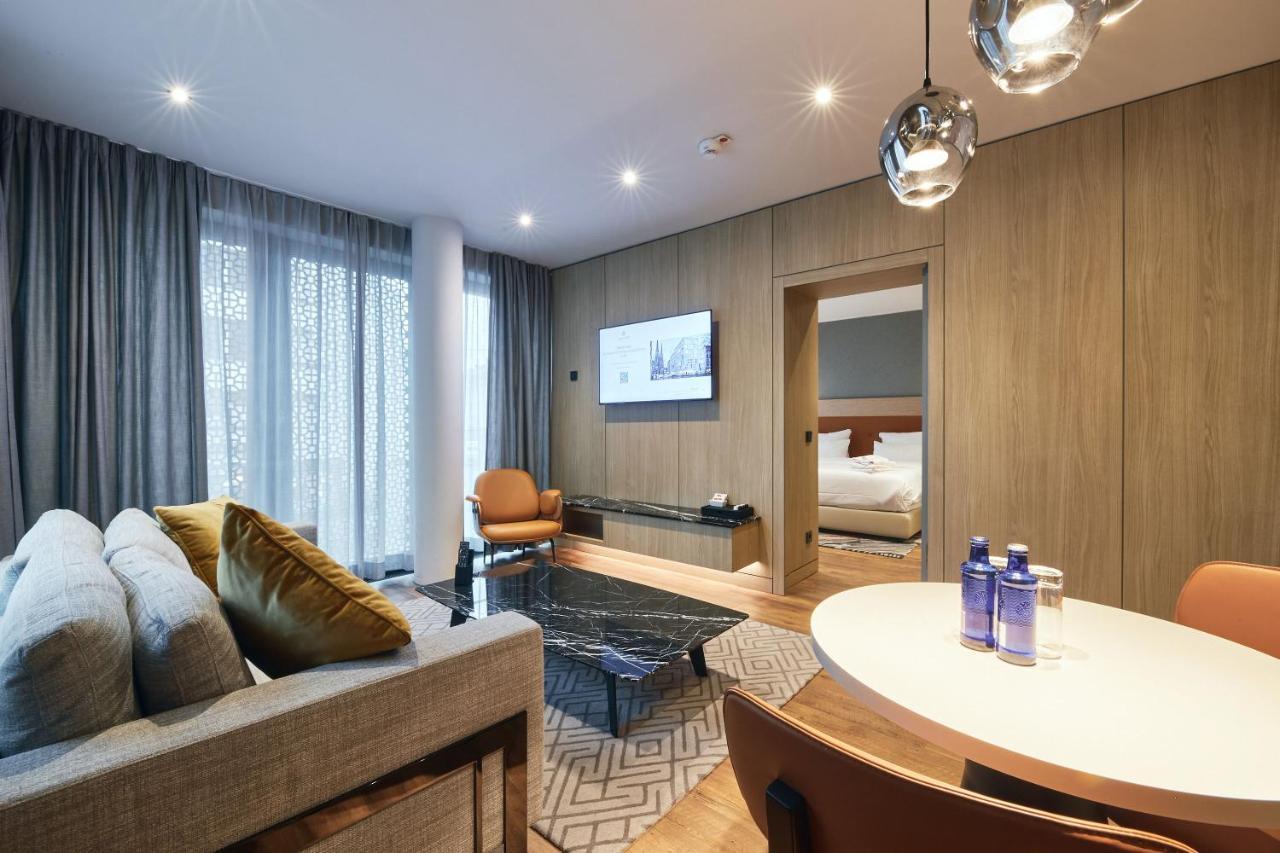 Fourty Three Luxury Serviced Apartments Düsseldorf Extérieur photo A suite at the hotel