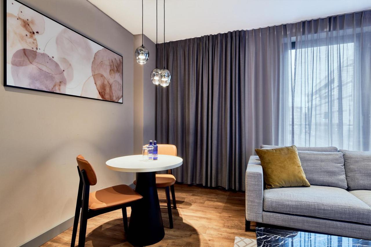 Fourty Three Luxury Serviced Apartments Düsseldorf Extérieur photo A suite at the hotel